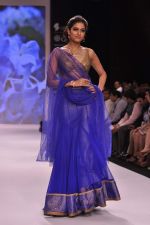 Model walk the ramp for Kay Jewels on Day 4 of IIJW 2013 on 7th Aug 2013 (26).JPG
